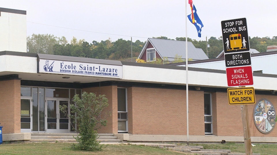 Une école de brique rouge dans une vallée.