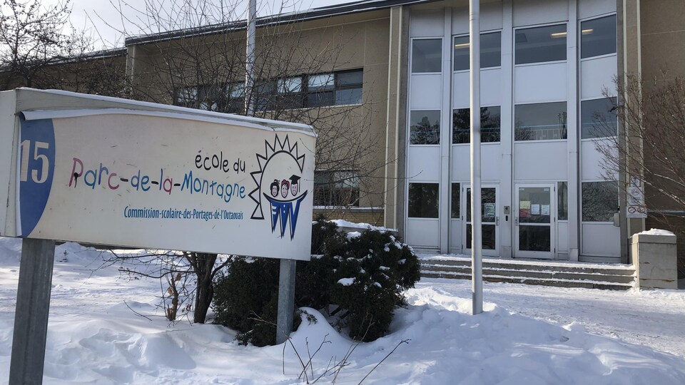 La façade de l'École du Parc-de-la-Montagne, à Gatineau, en hiver.