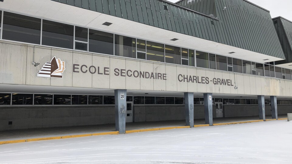 L'école secondaire Charles-Gravel, de Chicoutimi, se dresse sous un ciel gris.