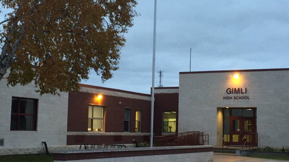 L'École secondaire Gimli portant l'inscription « Gimli High School ».