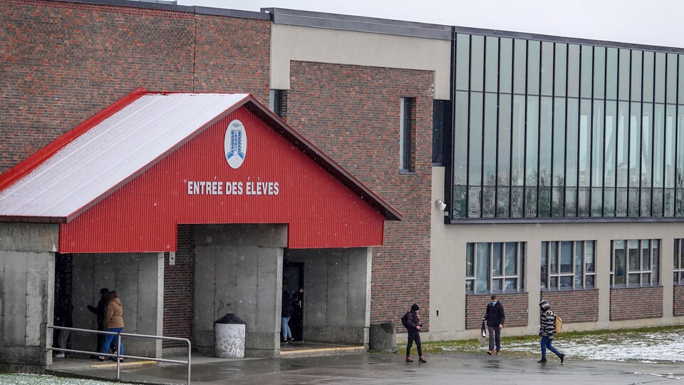 Une école secondaire avec des élèves.