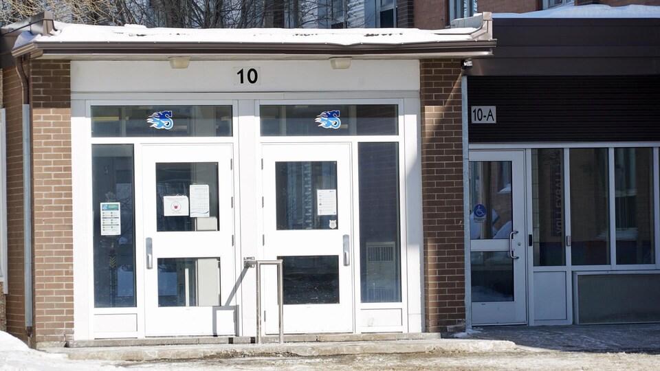 L'une des entres de l'école secondaire Paul-Hubert, à Rimouski.