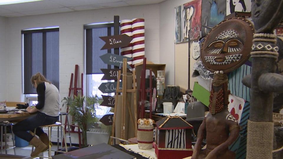 Une élève peint seule dans une classe d'arts plastiques à l'École Sainte-Marguerite-Bourgeoys à Calgary.