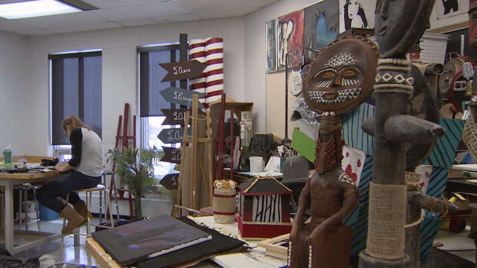 Une élève peint seule dans une classe d'arts plastiques à l'École Sainte-Marguerite-Bourgeoys à Calgary.