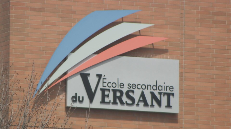 La façade de l'École secondaire du Versant.