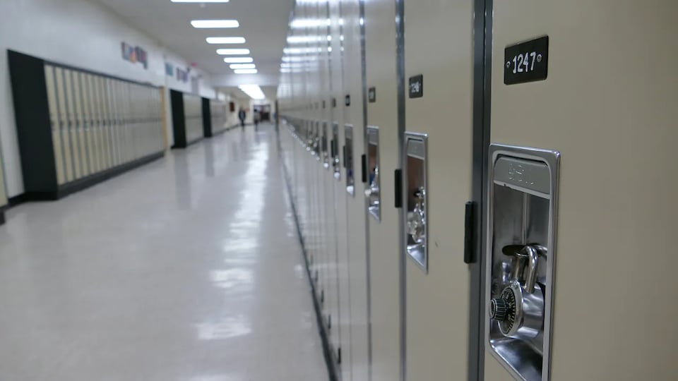 Les casiers dans un couloir d'établissement scolaire