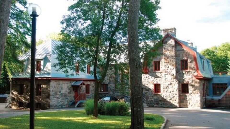 Façade extérieure de l'École des Ursulines de Loretteville, en été.