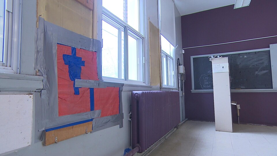 Des murs en réfection dans une école.