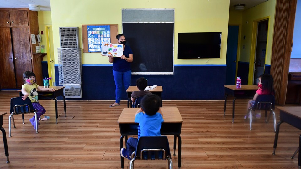 Le message des autorités de santé publique états-uniennes vient de changer : le retour en classe doit se faire en septembre.