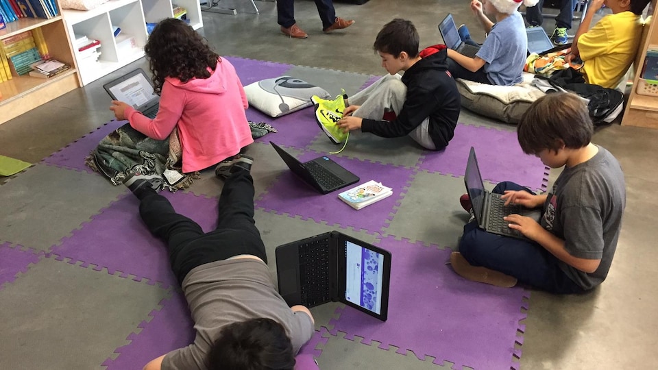 Des élèves travaillent sur des ordinateurs portables.