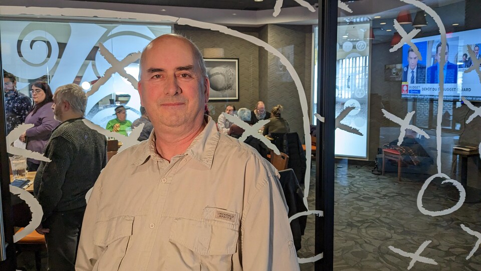 Sylvain Bergeron dans une salle de l'hôtel Delta de Jonquière.