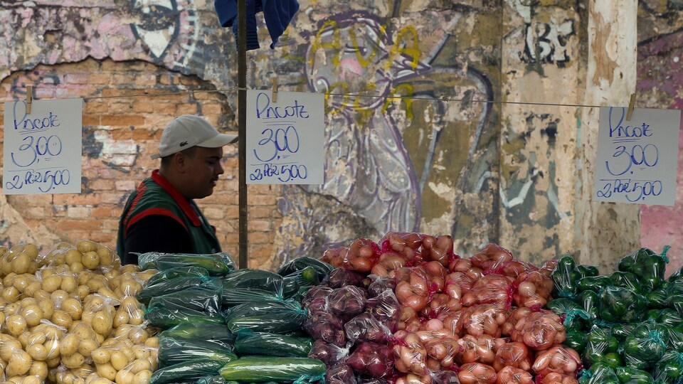 Un étal de légumes dans la rue à Sao Paulo