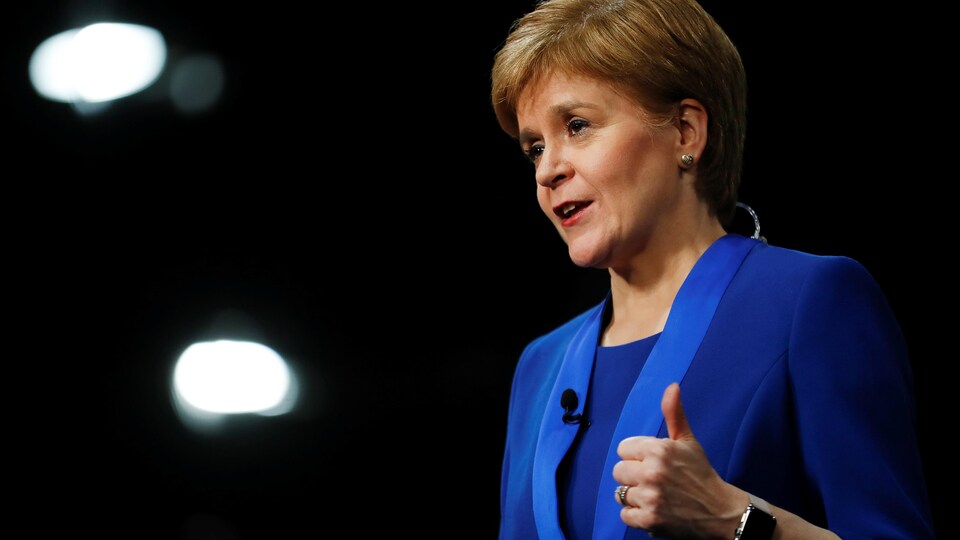 Nicola Sturgeon s'adresse à un public.
