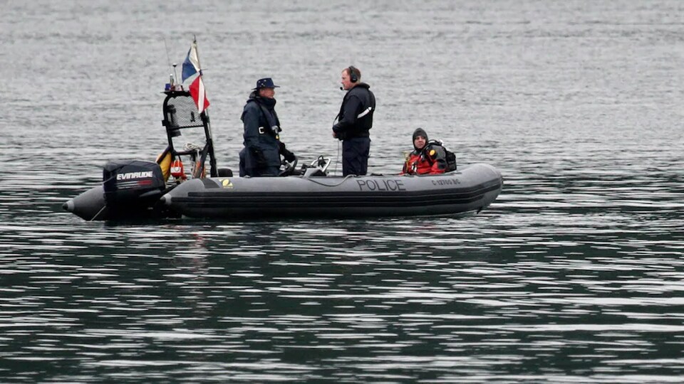 Une équipe de plongeurs de la GRC à la recherche des corps des personnes tuées dans l'écrasement de l'hydravion. 