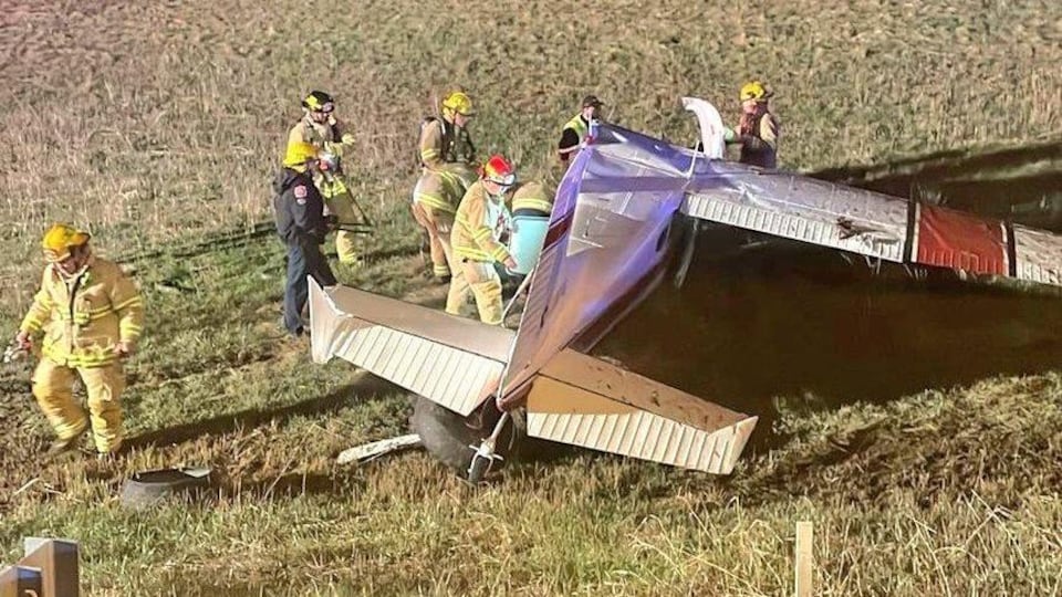 Un avion s’écrase près de l'autoroute, mais pas de blessé RadioCanada.ca