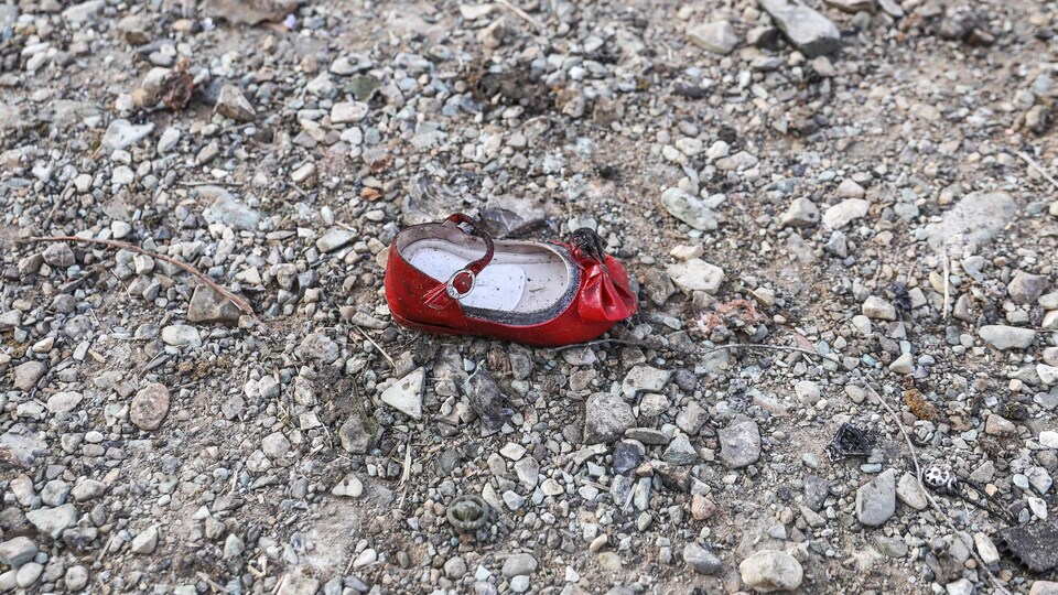 Le soulier d’une fillette est photographié à l’endroit où le vol d’Ukraine International Airlines s’est écrasé, mercredi, à Téhéran.