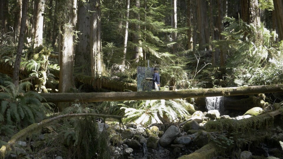 L'artiste Jeremy Herndl peint au milieu de la forêt d'Eden Grove.