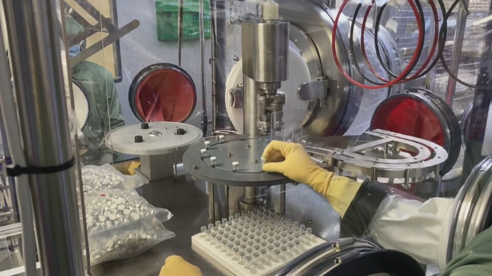 Remplissage de fioles dans un laboratoire.