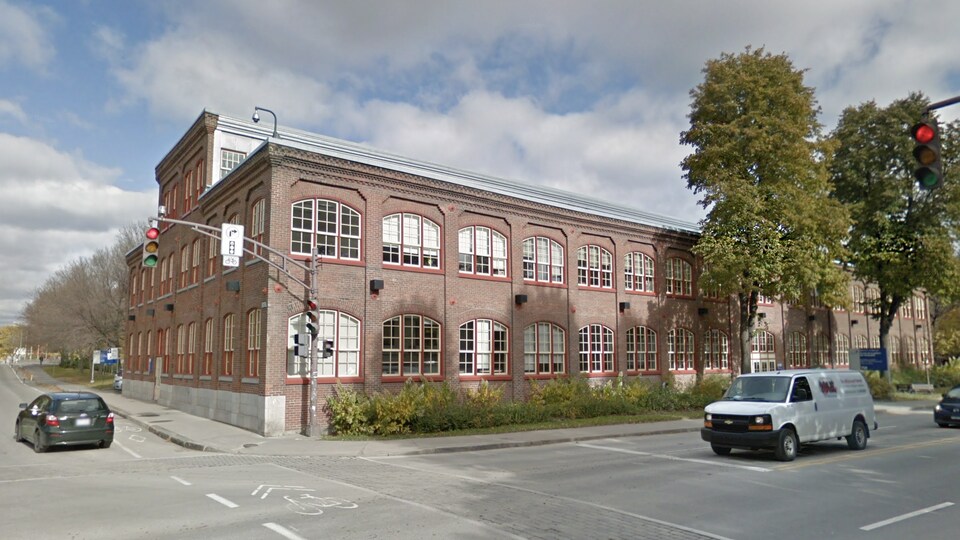 Image de Google Street View de l'édifice F.X.-Drolet, un immeuble industriel en briques.