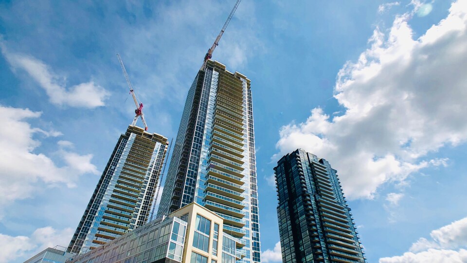 Des édifices de copropriétés en construction dans la région de Toronto.