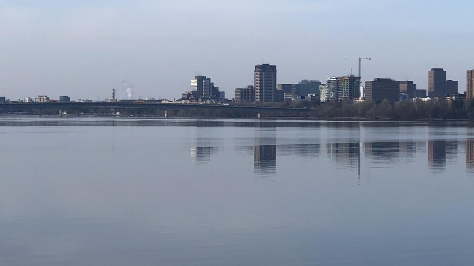Une vue des édifices du centre-ville de Gatineau sur la rivière des Outaouais.