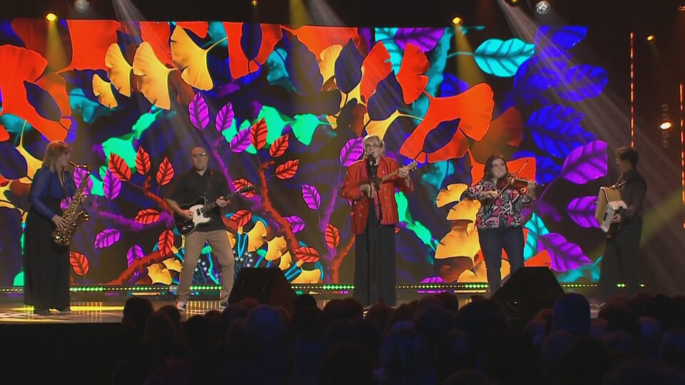 Une performance haute en couleur offerte par Édith Butler et ses musiciens, lors de la soirée des Éloizes 2022. 