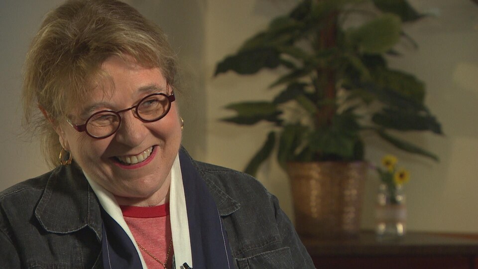 Édith Butler en entrevue télévisée.