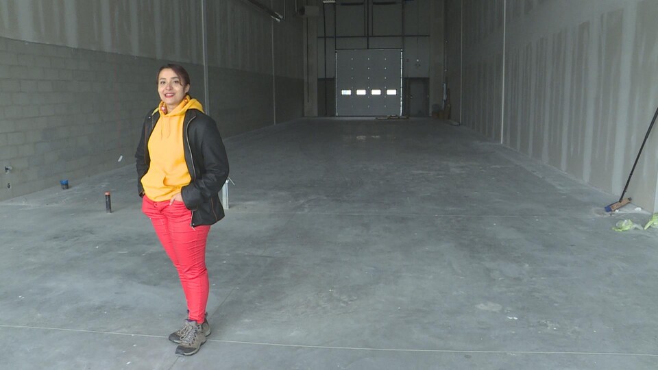 Mireille Tessier se tient debout dans le local de son futur commerce de cannabis dans le sud d'Edmonton.