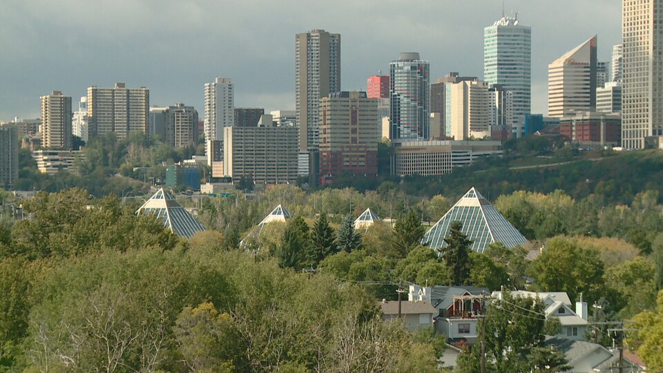Les pyramides du jardin botanique Muttart dans le quartier Cloverdale d'Edmonton en été.