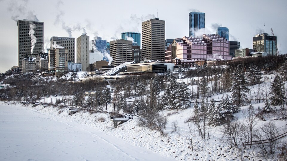 La ville d’Edmonton sous la neige, au premier plan la rivière Saskatchewan Nord gelée.