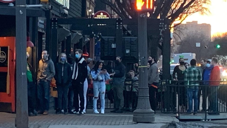 Une foule devant un bar d'Edmonton ne respectant pas la distanciation physique.