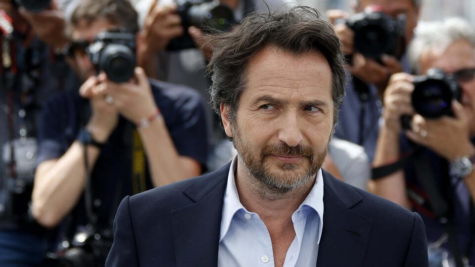 Au cinéma, au théâtre, à la radio... mais toujours en mots, le Français Edouard Baer partage ses réflexions et présente son nouveau film.