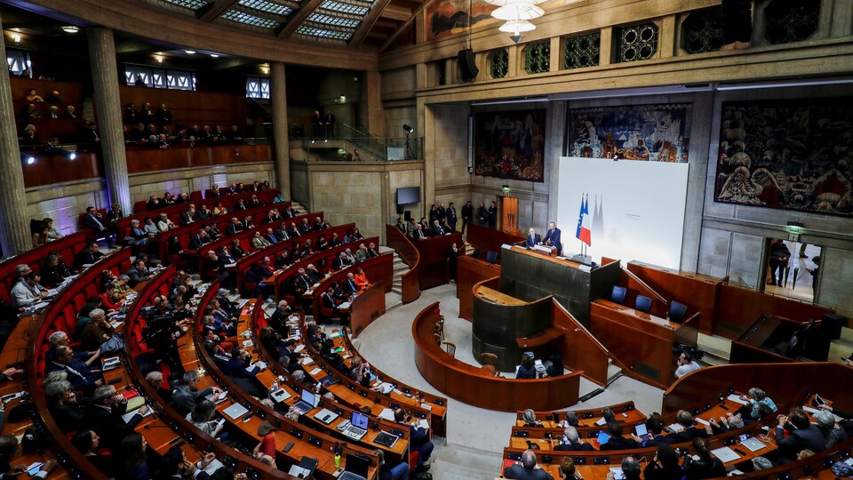 Plan panoramique d'une grande salle.