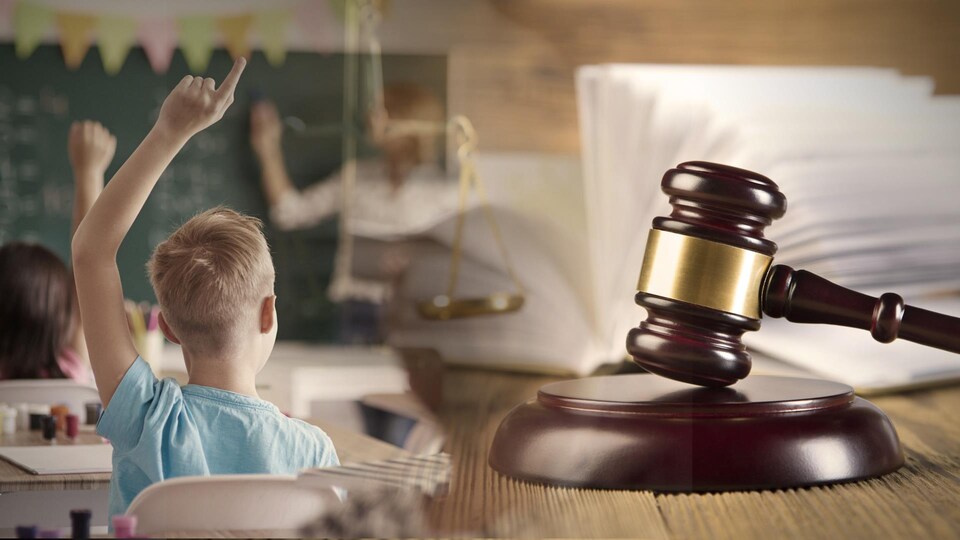 La fusion de deux photos, celle d'un enfant qui lève le bras en salle de classe et celle d'un marteau de juge.