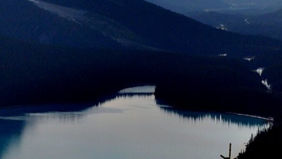 Une affiche avec des montagnes et un slogan en anglais disant "Beyond the Horizon".