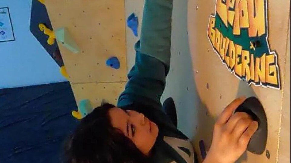 A screaming teenage girl climbed the wall.