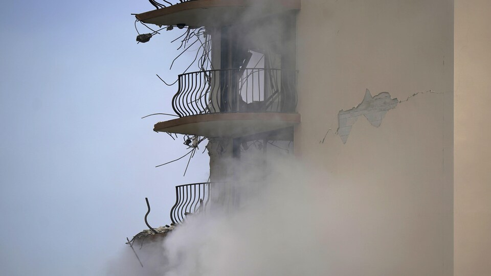 Des balcons de l'immeuble endommagé tiennent toujours.