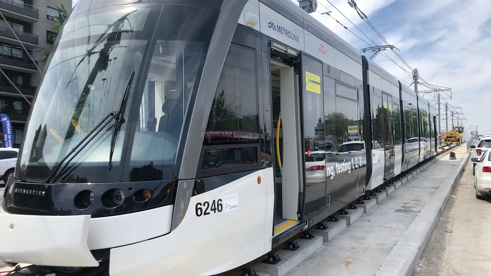 Une rame d'essai de la ligne de train léger d'Eglinton.