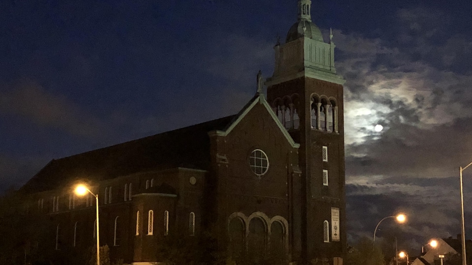 Une chapelle où des fidèles prient jour et nuit depuis 15 ans ! Eglise-adoration-saguenay