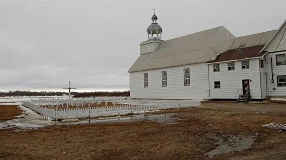 Une église et son presbytère.
