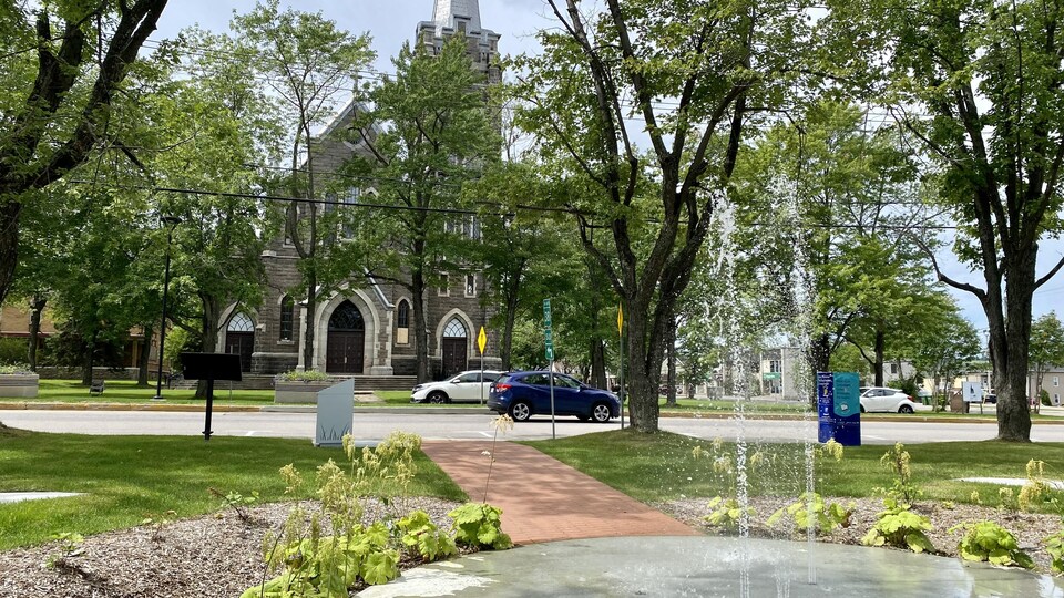 Une église vue depuis un parc.