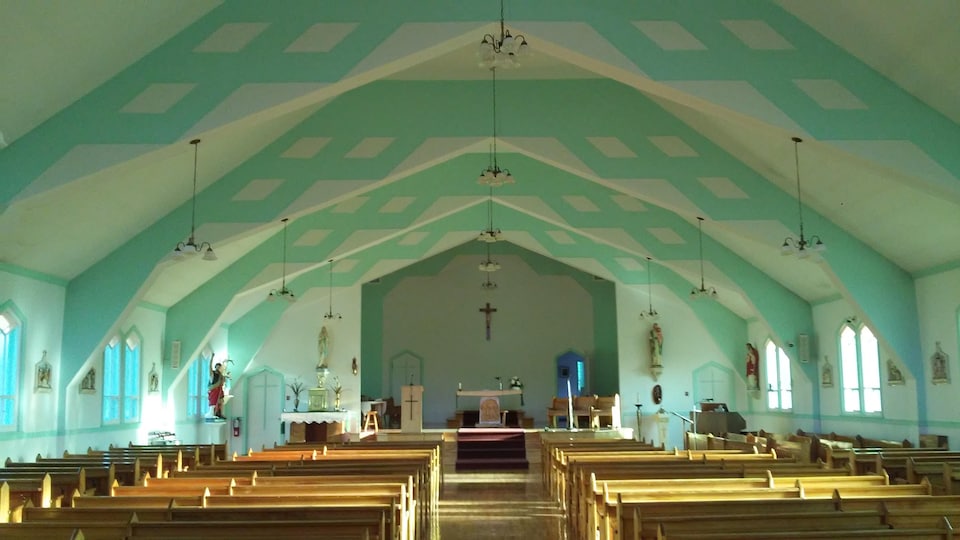 L'intérieur de l'église de Cap-aux-Os. 