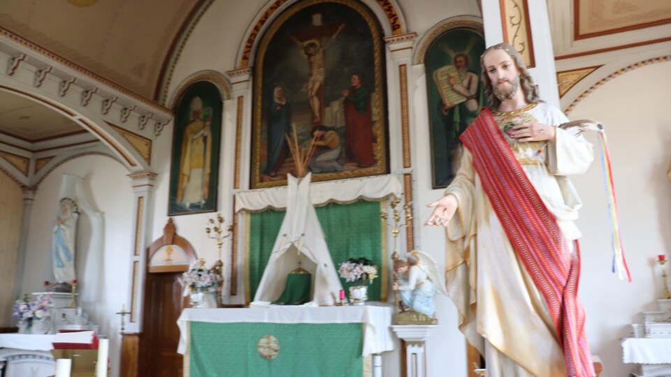 el altar de una iglesia católica