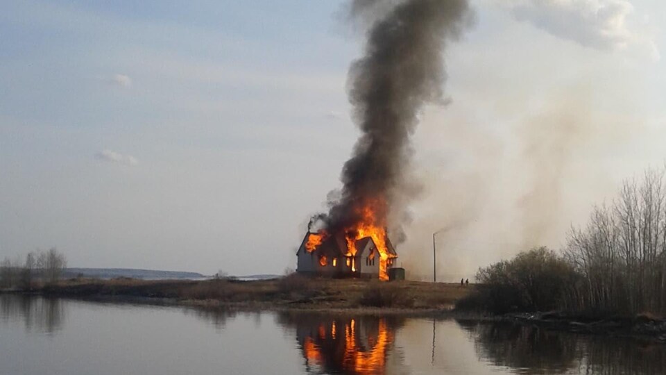 une église en feu