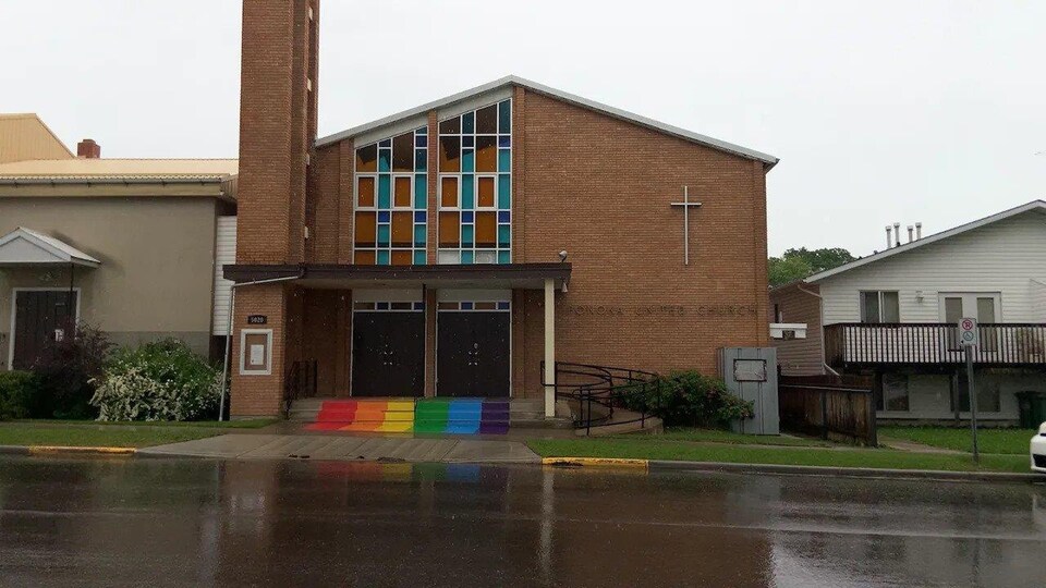 Une église avec des marches aux couleurs de l'arc-en-ciel.