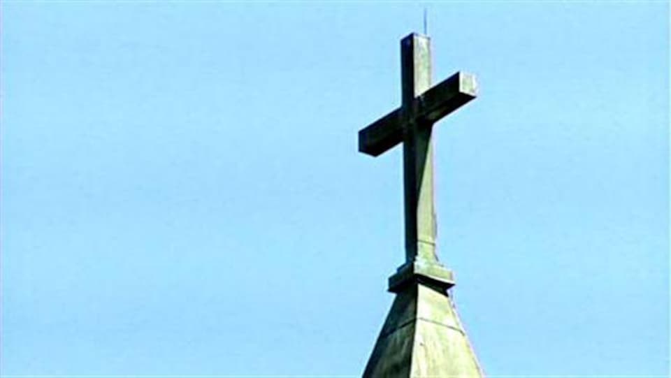 La croix d'un clocher d'église.