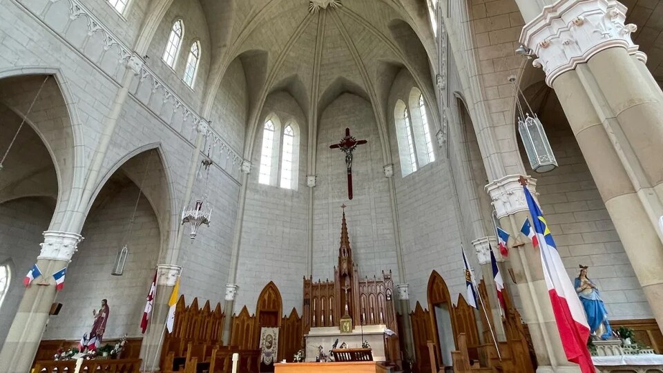 L'intérieur de l'église Saint-Bernard.