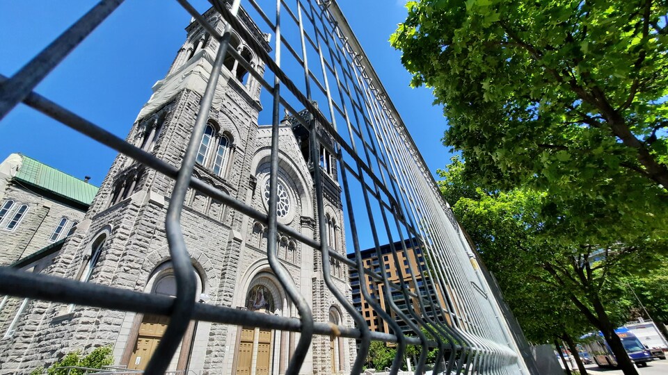 Une clôture bloque l'accès à l'église.