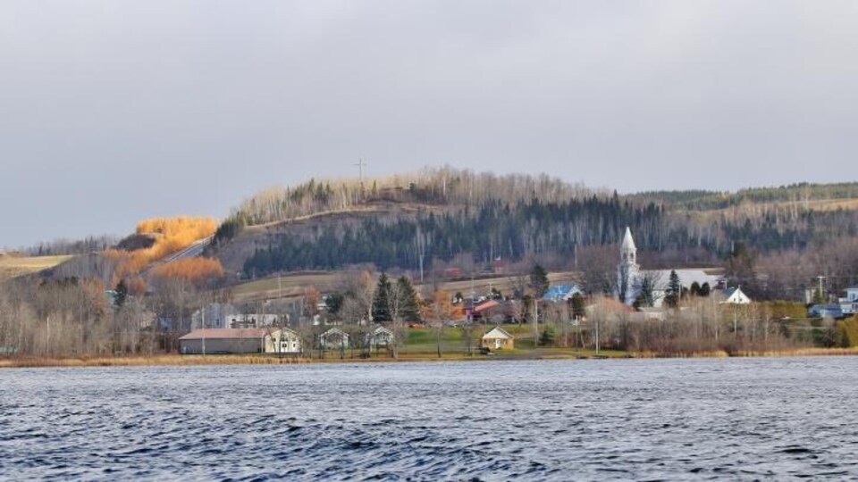 L'église et le village de Lac-des-Aigles devant le lac du même nom.
