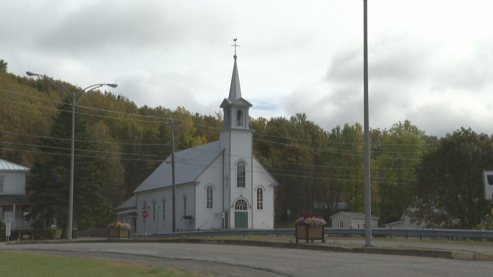 Un église blanche typique avec un clocher.